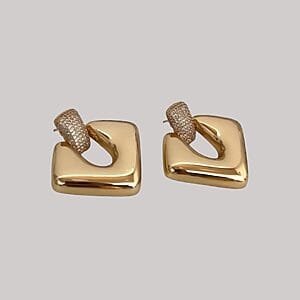 Elevate your look with the Golden Aura Square Earrings – a unique blend of modern design and timeless elegance. These hypoallergenic earrings are crafted with premium materials and plated in 18k gold, featuring a rounded square shape with a textured top and smooth, polished finish. Free from nickel, lead, and cadmium, they’re safe for sensitive skin and perfect for women who appreciate distinctive, durable, and elegant jewelry. Shop now at Madu Joia Rara to add a touch of sophistication to your accessory collection.