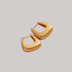 Discover the stunning Golden Crescent Hoops – uniquely designed gold-plated earrings with a sleek crescent shape that blends elegance and modern style. Made with hypoallergenic materials, these earrings are free from nickel, lead, and cadmium, making them safe for sensitive skin. Perfect for women who appreciate refined, durable, and stylish jewelry, these hoops are ideal for both everyday wear and special occasions. Shop now at Madu Joia Rara to elevate your accessory game with timeless sophistication.