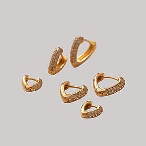 Discover the stunning Golden Heart Trio Earrings – a radiant set of gold-plated heart-shaped hoops encrusted with shimmering crystals. Designed to reflect love, elegance, and style, these earrings are perfect for both everyday wear and special occasions. Crafted with hypoallergenic materials, free from nickel, lead, and cadmium, they’re safe for sensitive skin and ideal for women who appreciate luxurious, romantic, and timeless jewelry. Shop now at Madu Joia Rara to add sparkle and sophistication to your collection.