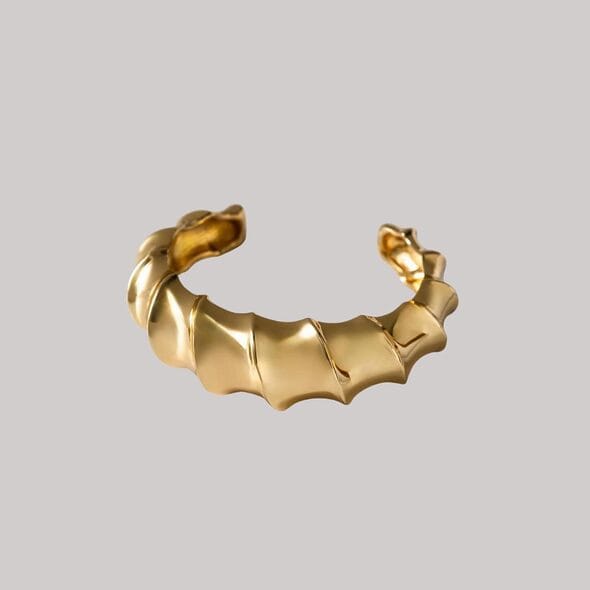 Discover the Golden Wave Cuff Bracelet, an exquisite piece of jewelry featuring a distinctive wave-inspired design. Crafted from high-quality gold-plated materials, this bracelet is both elegant and durable. Made with hypoallergenic components, free from nickel, lead, and cadmium, it’s safe for sensitive skin and ideal for women who appreciate refined, modern, and timeless accessories. Shop now at Madu Joia Rara to elevate your style with this stunning bracelet.