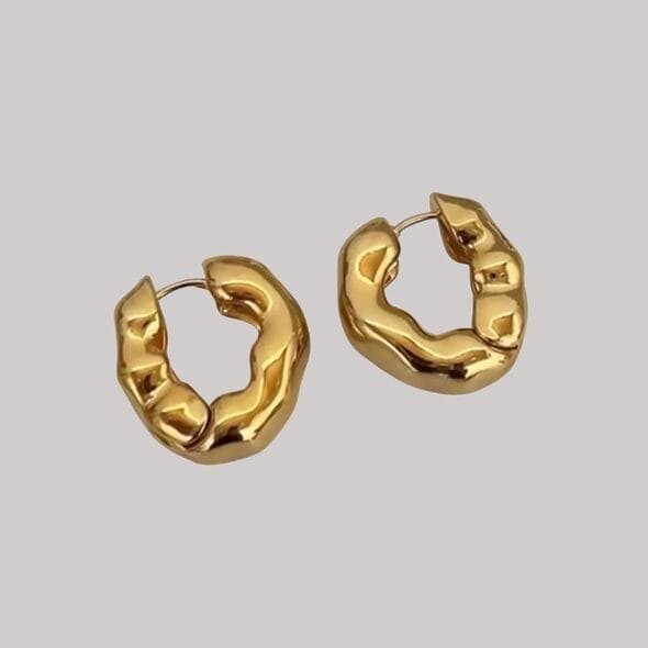 Discover the stunning Golden Wave Hoop Earrings – crafted with a contemporary wavy design in polished gold. These hypoallergenic earrings are made with premium materials, including 18k gold plating, and are free of nickel, lead, and cadmium, making them safe for sensitive skin. Perfect for women who love stylish, durable, and distinctive jewelry, these hoops add elegance to both casual and formal looks. Shop now at Madu Joia Rara to elevate your accessory collection with timeless sophistication.