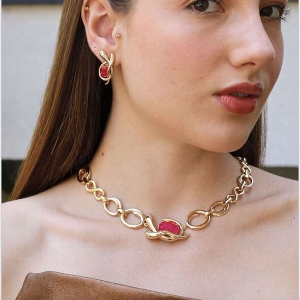 Crimson Glow Chain Set Red stone jewelry Hypoallergenic semi-jewelry for women Chunky gold necklace with red accents Elegant jewelry set for special occasions