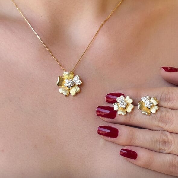 Gold Flower Pendant Necklace, hypoallergenic semi-jewelry plated in 18k gold for lasting shine and elegance. Perfect for everyday wear.