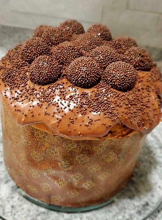 brazilian panettone brigadeiro karamelado 1 | Karamelado Brigadeiro Panettone Brazilian-style Brigadeiro panettone from Karamelado, beautifully decorated with chocolate glaze and topped with brigadeiro truffles. The panettone is presented in a festive setting, highlighting its rich chocolate filling and elegant holiday design