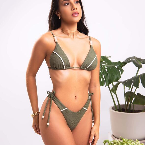 Underwire bikini with structured cups and tropical print, providing support and a flattering fit.