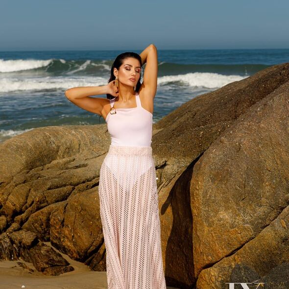Long blush‑pink flowing dress with delicate straps, Fashion Brasil Sun and Sea.