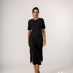 Black midi dress with short sleeves and minimalist silhouette, Fashion Brasil Sun and Sea.