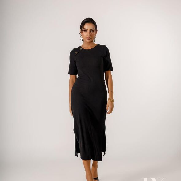 Black midi dress with short sleeves and minimalist silhouette, Fashion Brasil Sun and Sea.