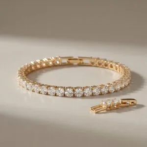 Gold diamond-style bracelet with brilliant round stones in a continuous design, symbolizing forever love and created as a meaningful Mother’s Day jewelry gift by Madu Joia Rara.