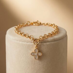Gold chain bracelet with a sparkling flower charm decorated with small stones, symbolizing love and growth, designed as a meaningful Mother’s Day jewelry gift by Madu Joia Rara.