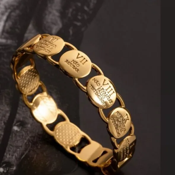 Gold engraved link bracelet with oval plates featuring Roman numerals and symbolic inscriptions, representing faith, devotion, and eternal love, designed as a meaningful Mother’s Day jewelry gift by Madu Joia Rara.