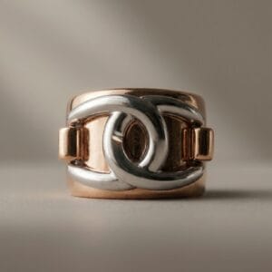 Two‑tone gold and silver ring with an interlocking center design, symbolizing unity and an unbreakable bond, created as a meaningful Mother’s Day jewelry gift by Madu Joia Rara.