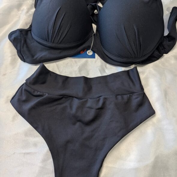 Black structured bikini with underwire top and high‑waisted bottom for a sculpted fit, Fashion Brasil Sun and Sea.