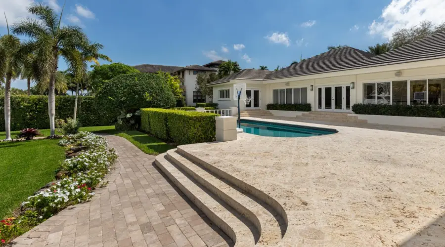 Best Pavers for Driveways, Patios & Pool Decks in Pinellas County