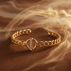 Gold-tone chain bracelet with a circular centerpiece set with sparkling zirconia stones, representing elegance and sophistication by Madu Joia Rara.
