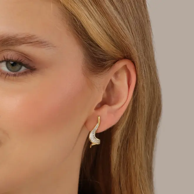 mari semijoias curved zirconia earrings detail | Organic Radiance Zirconia Earrings - Mari Semijoias Mari Semijoias organic curved earrings with sparkling zirconia stones and 18K gold-plated finish