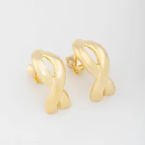 Mari Semijoias double circle earrings with polished gold finish and minimalist design