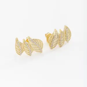 Mari Semijoias Radiant Leaf Zirconia Earrings with sparkling zirconia stones and elegant leaf design