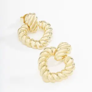 Mari Semijoias twisted hoop earrings with elegant gold-plated finish