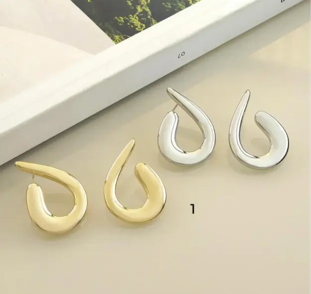 cropped mari semijoias organic gold drop earrings front | Organic Gold Drop Earrings - Mari Semijoias Organic Gold Drop Earrings - Mari Semijoias