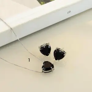 Mari Semijoias Midnight Heart Jewelry Set with heart-shaped black stone necklace and matching earrings