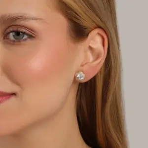 Mari Semijoias halo zirconia earrings with brilliant center stone and 18K gold-plated finish