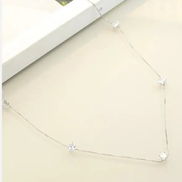 Mari Semijoias Crystal Hearts Necklace with delicate white rhodium chain and heart-shaped zirconia accents