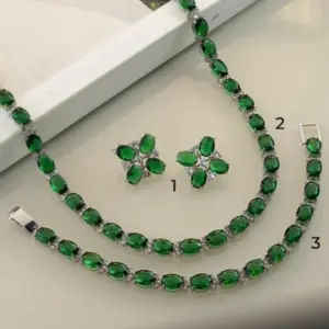 Mari Semijoias Emerald Elegance Necklace, featuring vibrant emerald-colored stones, sparkling clear zirconias, and a luxurious white rhodium finish.