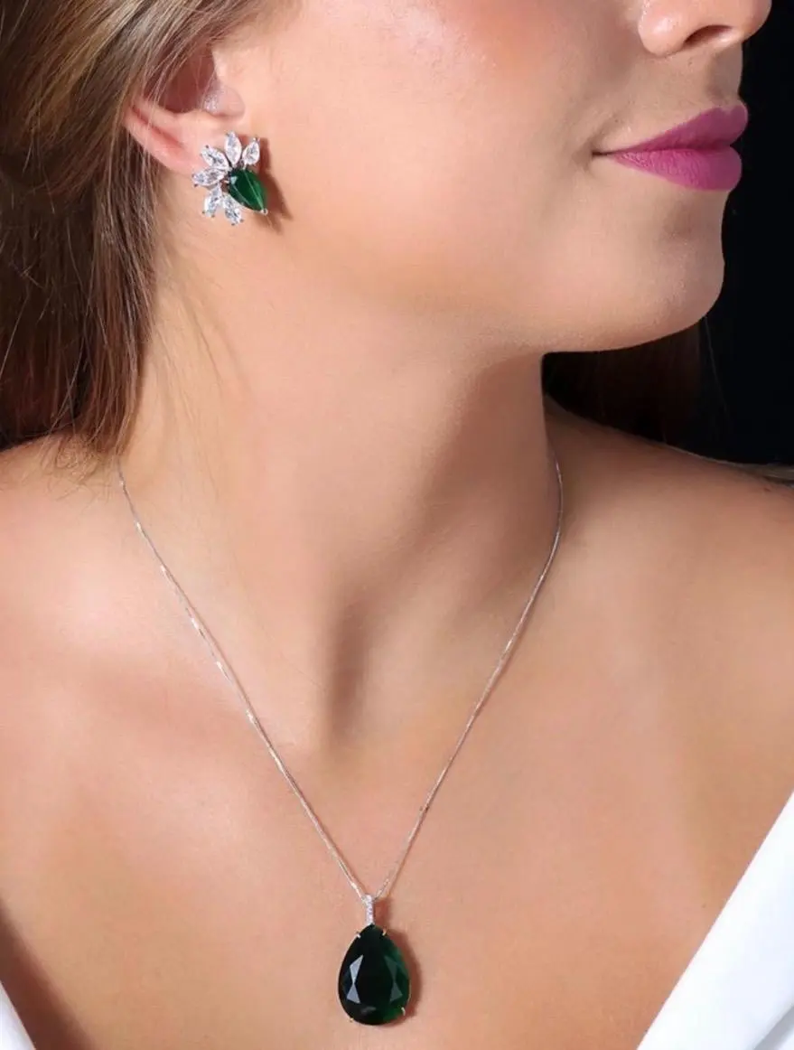 mari semijoias emerald elegance pendant necklace front | Emerald Elegance Pendant Necklace - Mari Semijoias Mari Semijoias Emerald Elegance Pendant Necklace with emerald-green teardrop crystal pendant and white rhodium chain