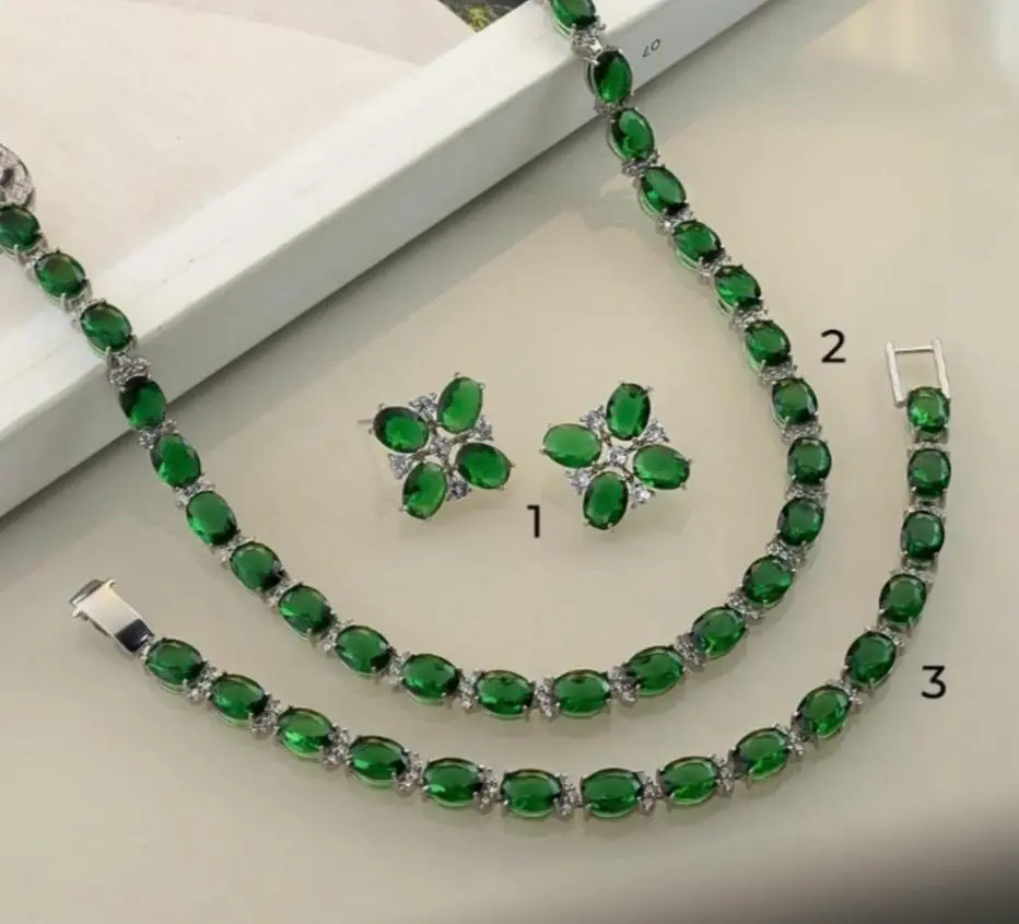 mari semijoias emerald grace bracelet front | Emerald Grace Bracelet - Mari Semijoias Mari Semijoias Emerald Grace Bracelet, featuring radiant emerald-colored stones, clear zirconia accents, and a brilliant white rhodium finish.