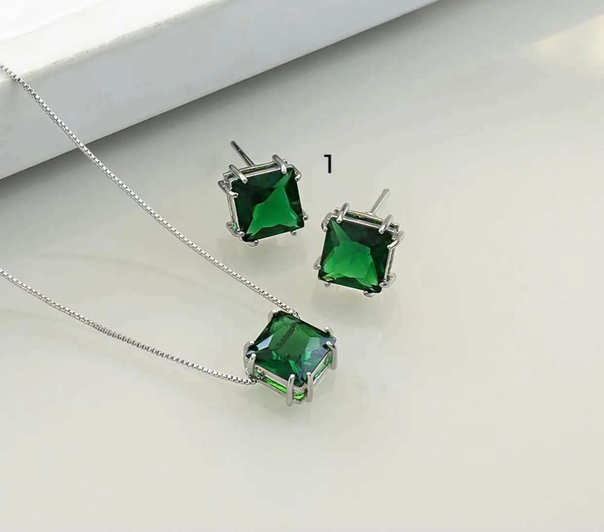 mari semijoias emerald royale jewelry set front | Emerald Royale Jewelry Set - Mari Semijoias Elegant white rhodium jewelry set featuring emerald-green square-cut zirconia stones