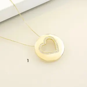 Mari Semijoias Golden Heart Necklace with open heart pendant and sparkling micro zirconias
