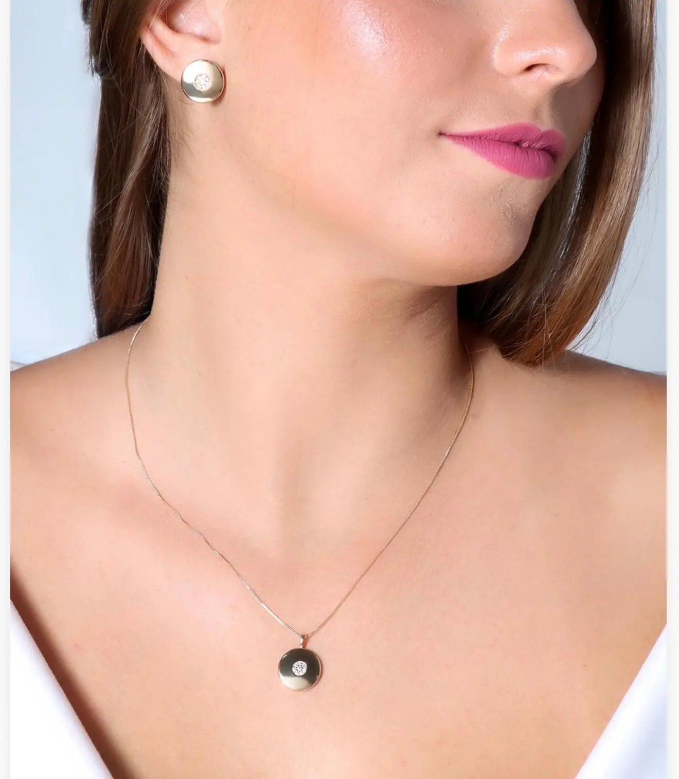 mari semijoias golden radiance jewelry set front | Golden Radiance Jewelry Set - Mari Semijoias Mari Semijoias matching gold-plated necklace and earrings set with sparkling zirconia center