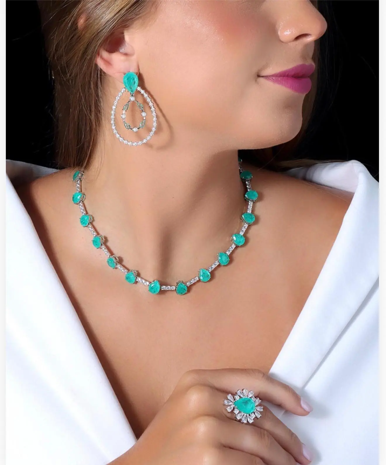 mari semijoias luxury emerald necklace lifestyle | Emerald Radiance Necklace - Mari Semijoias Mari Semijoias emerald radiance necklace with semi-precious teardrop stones and zirconias