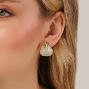 Mari Semijoias round earrings with sparkling micro-zirconia disc and 18K gold-plated finish