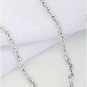Silver Chain Link Necklace by Mari Semijoias featuring polished oval silver-tone chain links