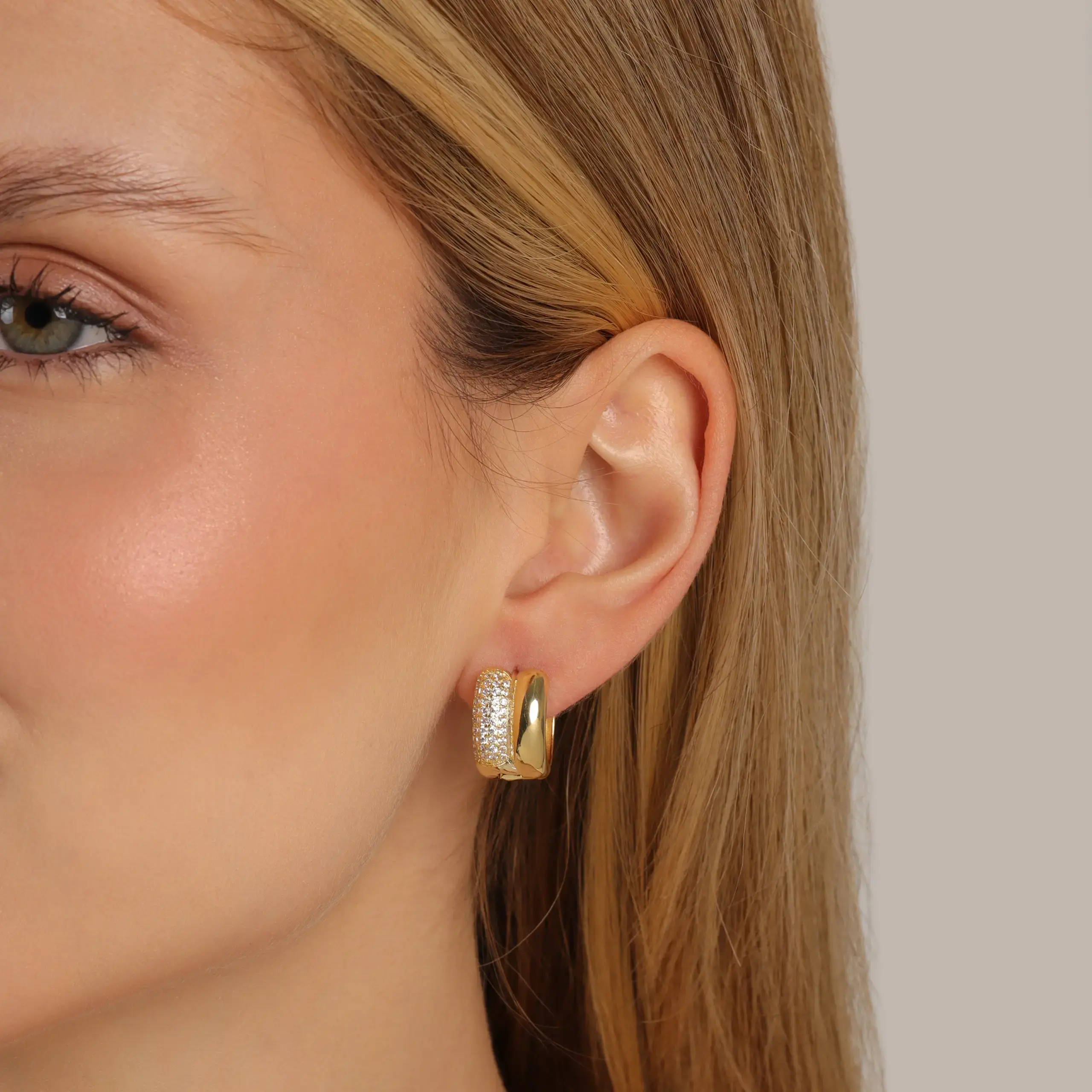 AC 1155.jpg jpeg | Gold Pavé & Polished Double-Band Huggie Hoop Earrings – Mari Semijoias Gold Pavé & Polished Double-Band Huggie Hoop Earrings – Mari Semijoias