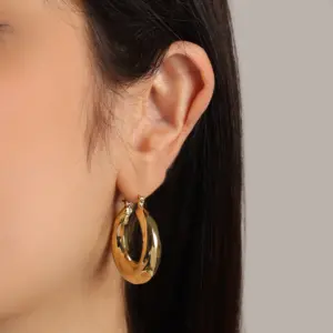 Gold Chunky Oval Hoop Earrings - Mari Semijoias