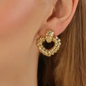 Gold Twisted Croissant Hoop Earrings - Mari Semijoias