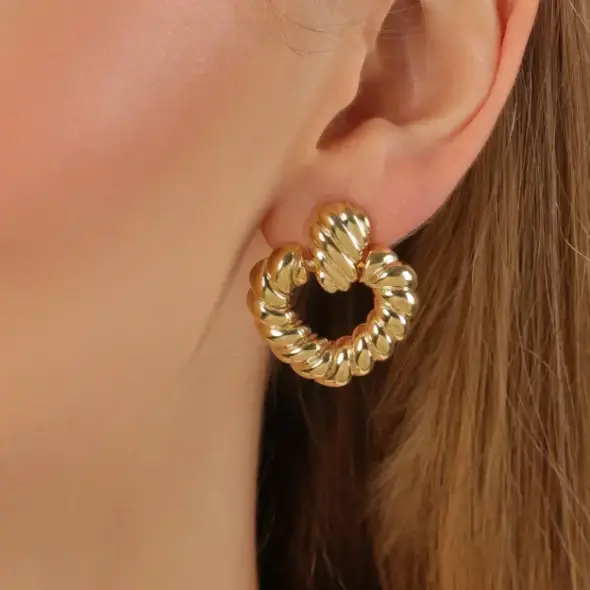 Gold Twisted Croissant Hoop Earrings - Mari Semijoias