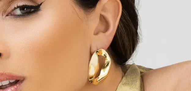 cropped bold shine earrings 18k gold statement hoops madu joia rara 1 1200x1480 1 1 | Favesin