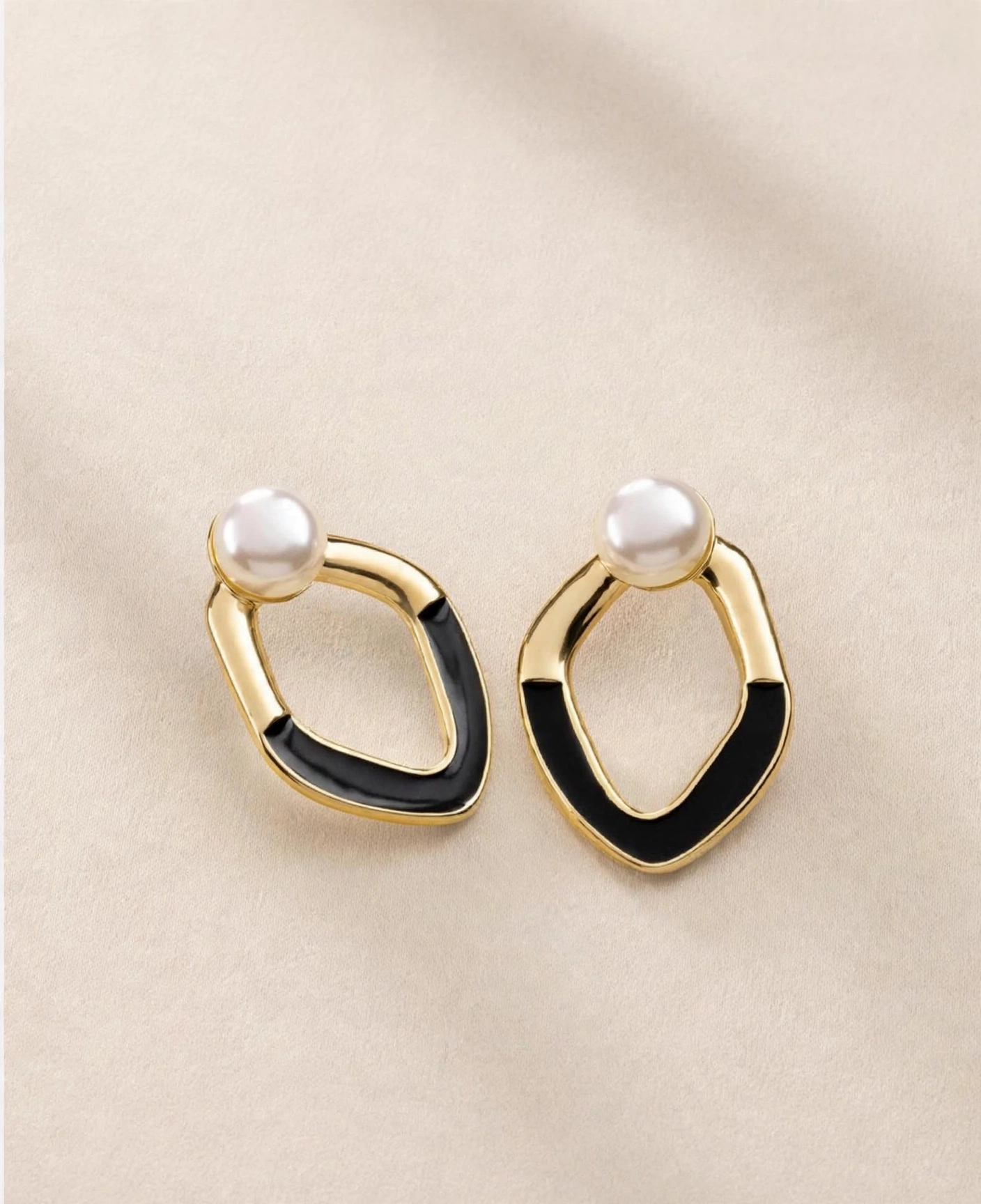 27.955 1 | Pearl Noir Drop Earrings - Mari Semijoias Pearl Noir Drop Earrings - Mari Semijoias