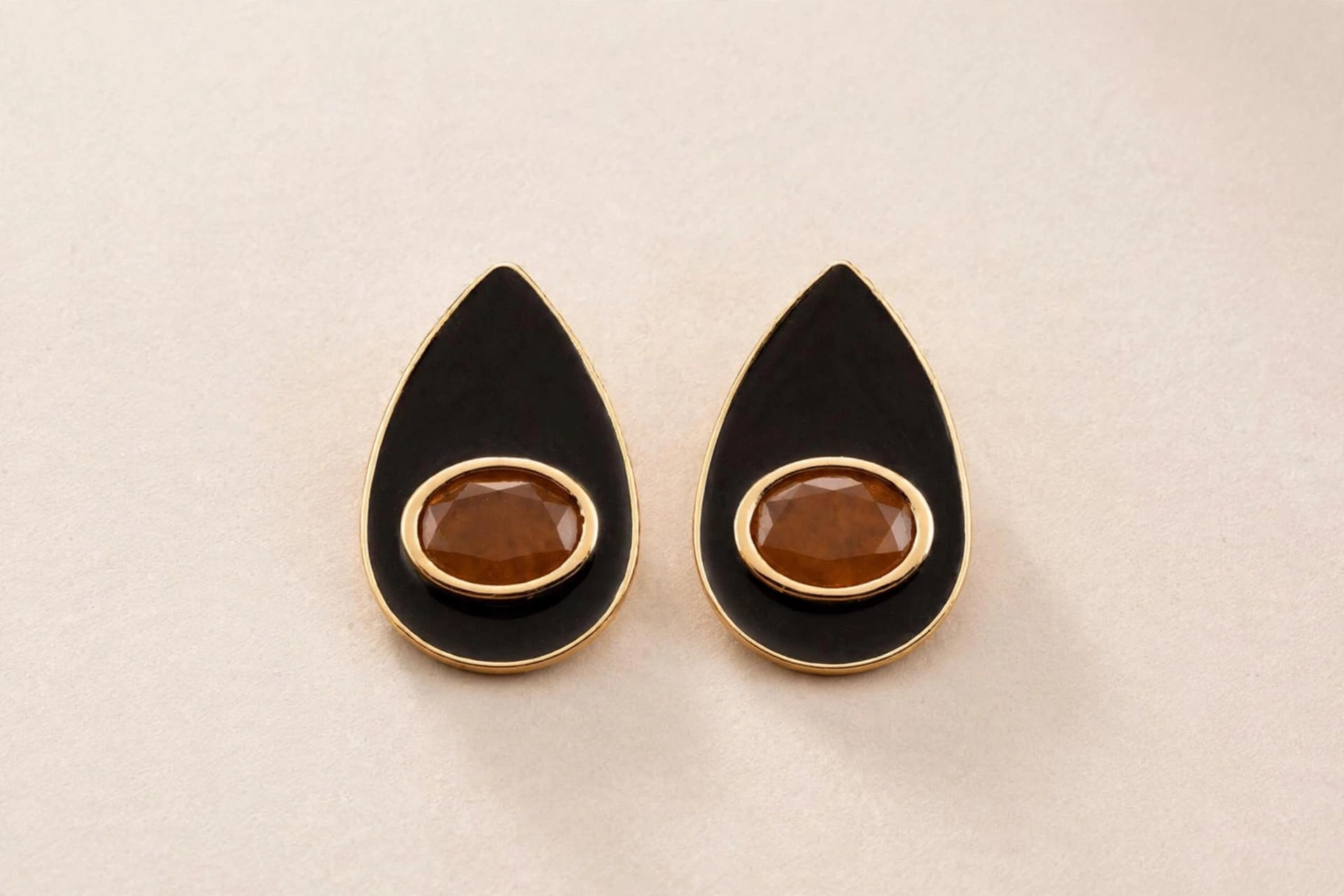 27.994 1 | Amber Noir Teardrop Earrings - Mari Semijoias Amber Noir Teardrop Earrings - Mari Semijoias - Image 2
