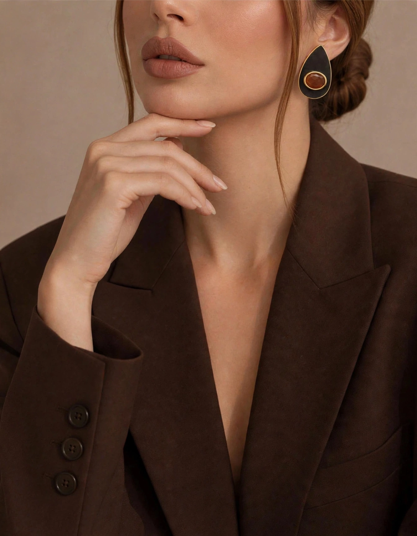 27.994 | Amber Noir Teardrop Earrings - Mari Semijoias Amber Noir Teardrop Earrings - Mari Semijoias