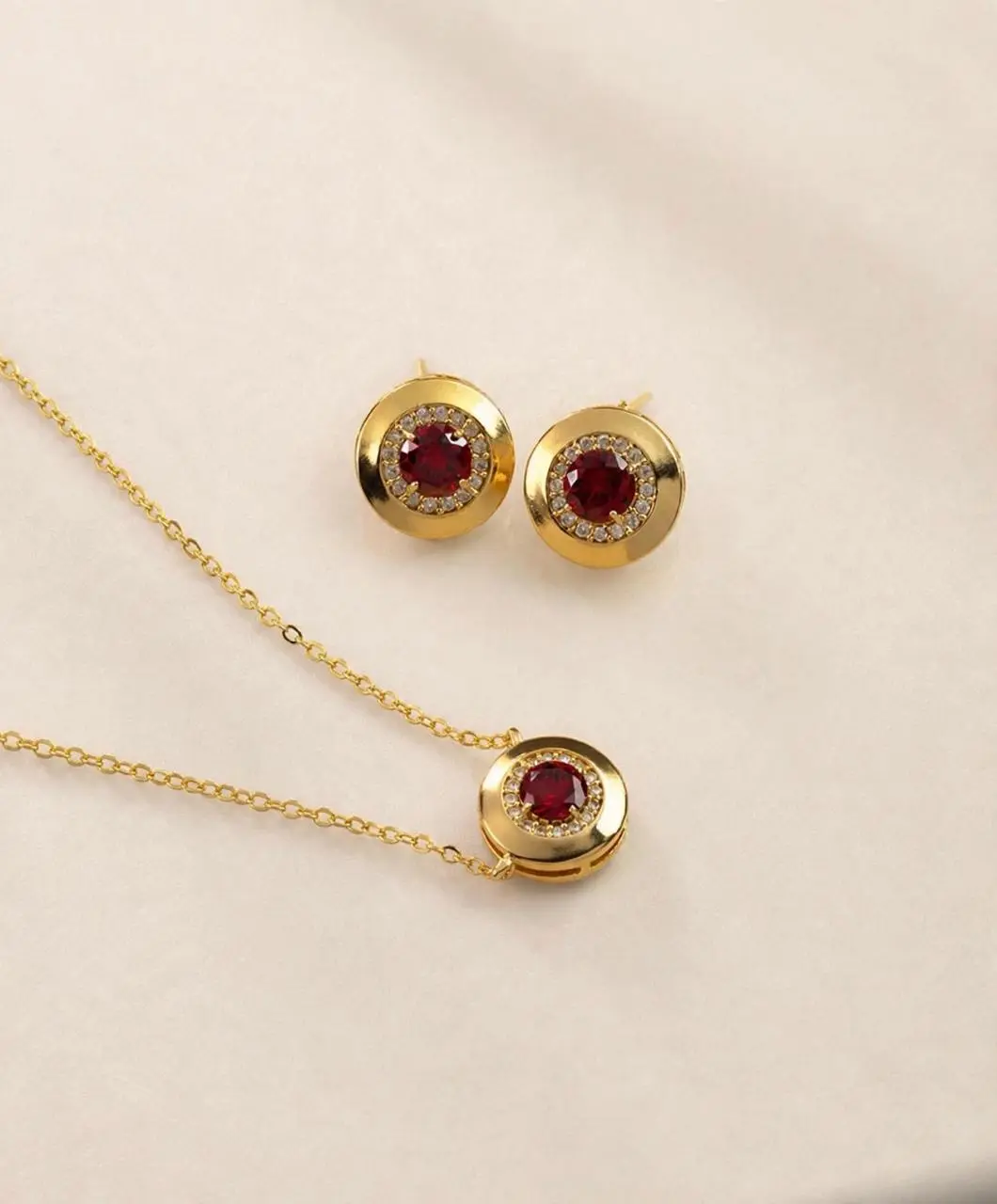 28.561 1 | Ruby Radiance Jewelry Set - Mari Semijoias Ruby Radiance Jewelry Set - Mari Semijoias